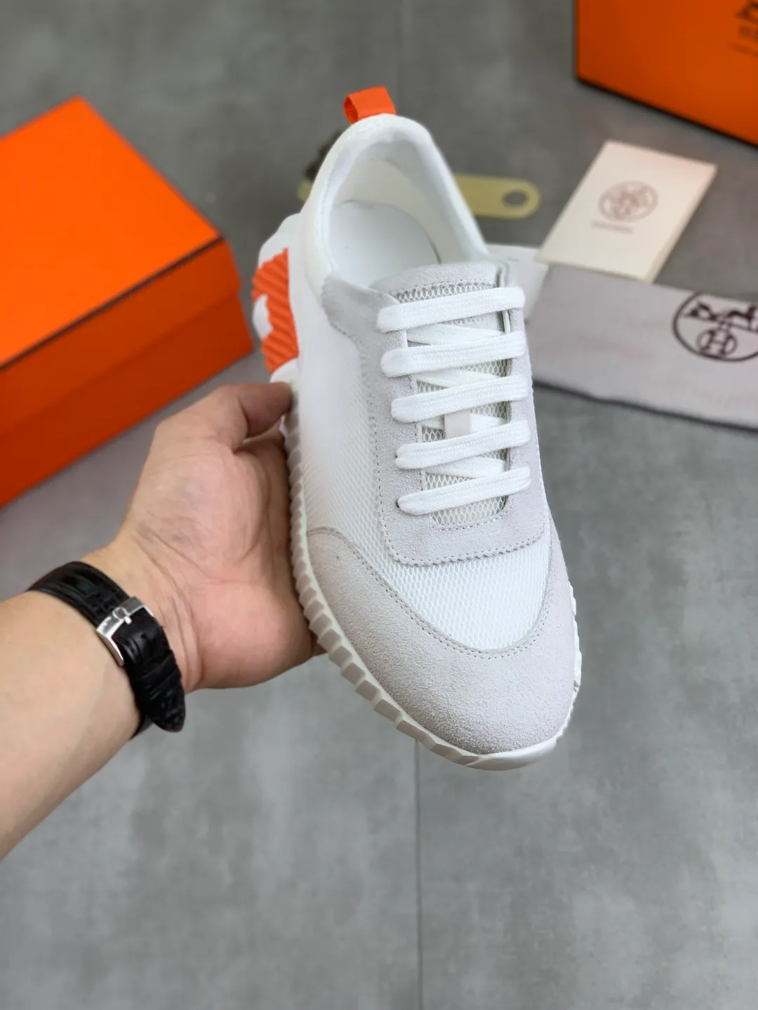 Men's men's shoes 💰P580 New model Top version Original order Hermes Men's Drift Sneaker Summer new casual sports shoes Original purchase, development, production H family men's classic series, technical breathable fabrics with cowhide, casual sports shoes, casual shoes, sports dad shoes combine high-tech breathable materials and cowhide, H family exclusive button decoration on the side. The outsole is full of H italic design and bright colors to show vitality and continue the brand design inspiration. Stroll around the city lightly and feel free and comfortable. Delivered in exquisite packaging 🛍📦 ▪️Fabric: original customized breathable material + first-layer cowhide ▪️Inner: cowhide feet ▪️Outsole: molded and evacuated PU+TPU material ▪️Size: 35-45 Multiple colors available Premium packaging